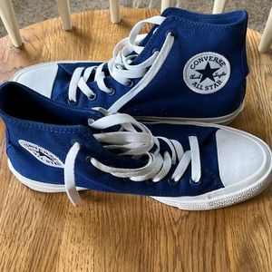 Women’s size 8(men’s size 6)converse Chuck Taylor. Gently used, great condition.